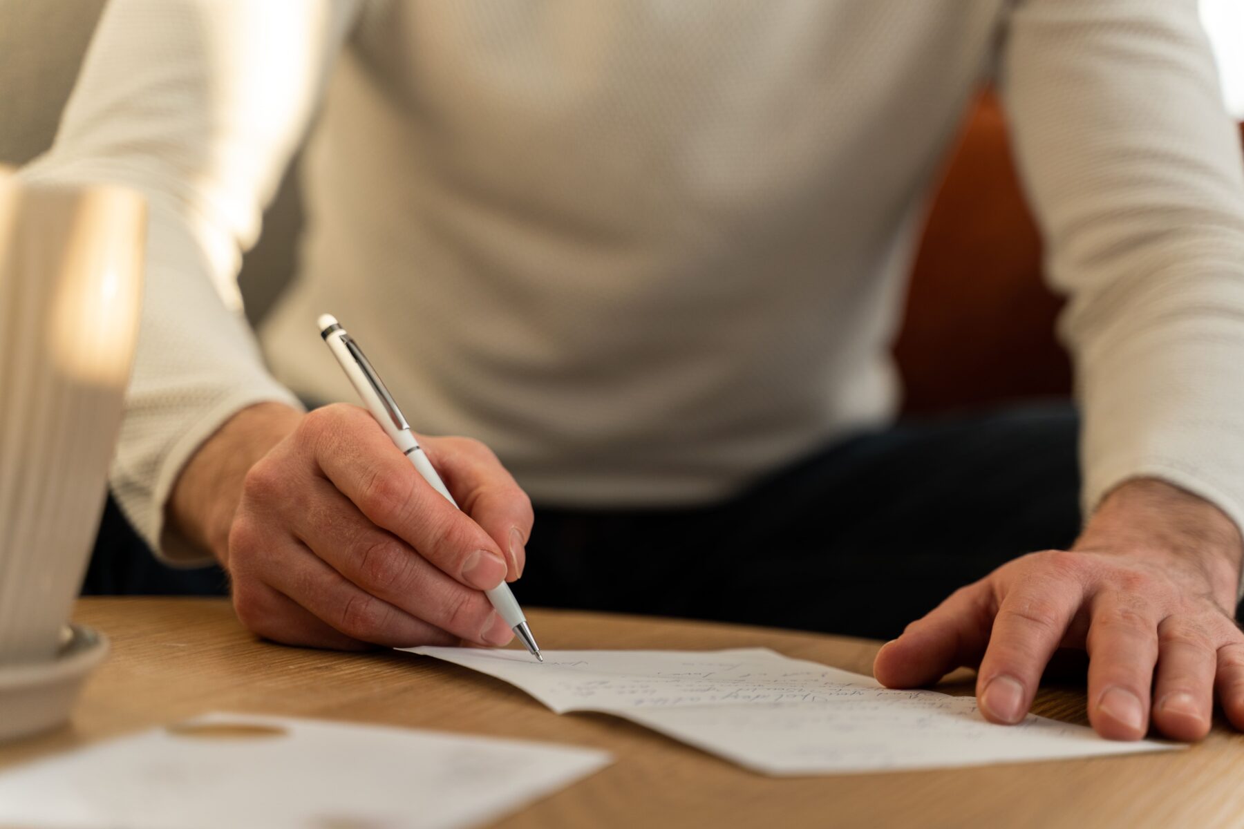 close-up-view-of-the-focused-businessman-working-w-2024-10-18-09-50-12-utc-min scrisoarea de garantie bancara