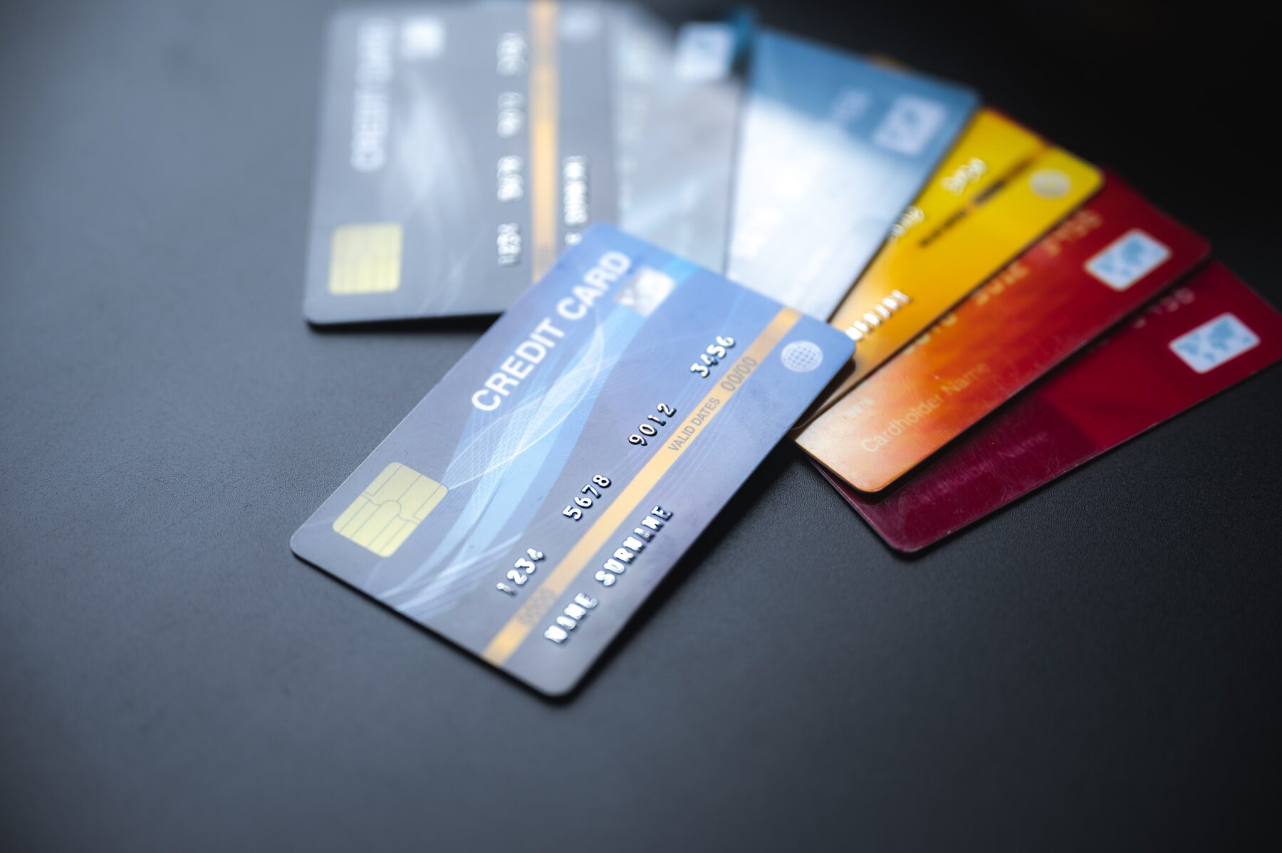 closeup-of-group-of-credit-and-debit-bank-cards-wi-2025-03-24-11-26-34-utc-min ce fac daca am pierdut cardul de credit